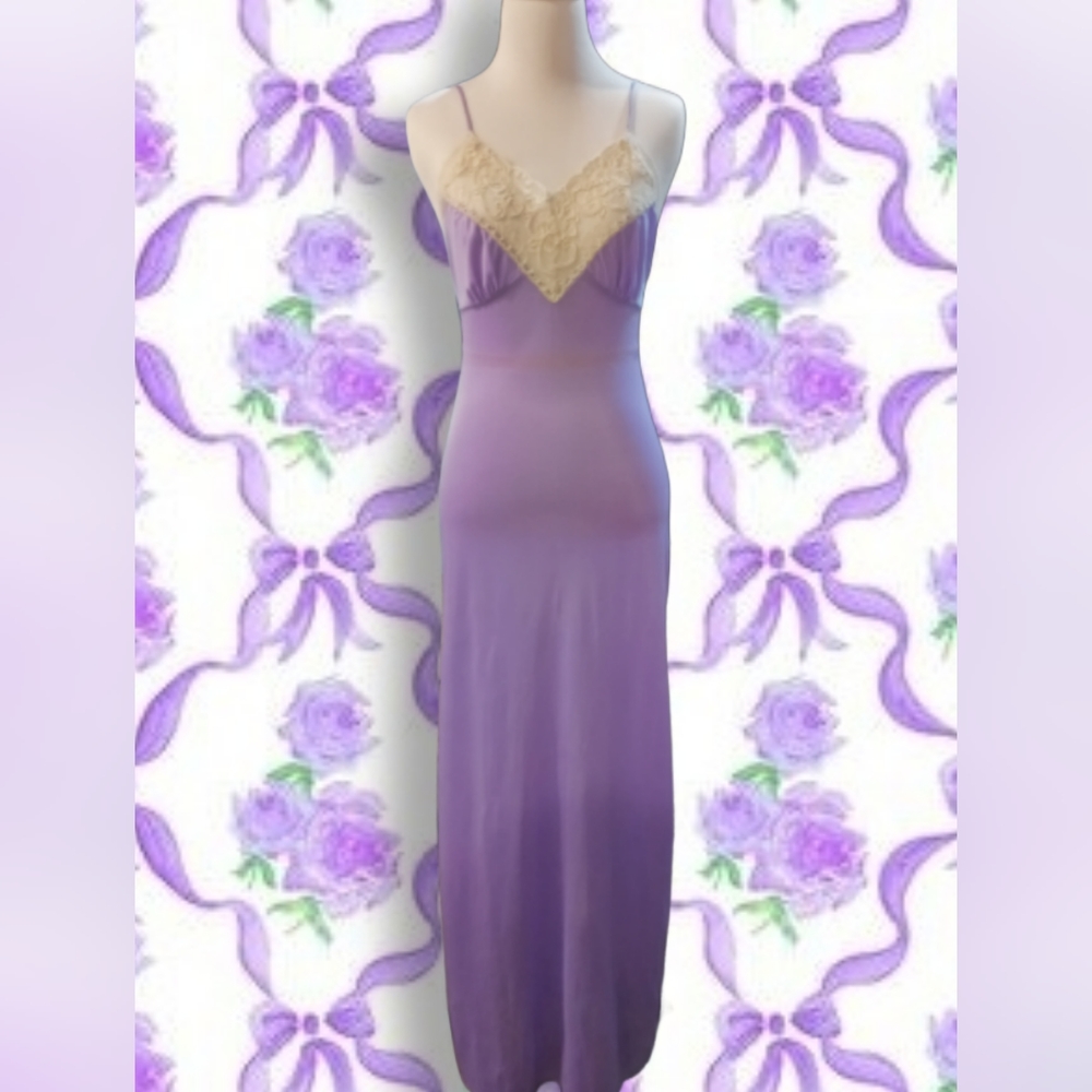 Stunning Vintage Lavender Nightgown